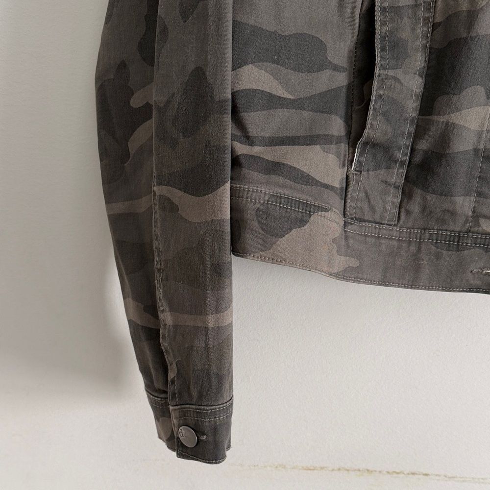 d. jeans Women's Camo Print Jean Jacket. Size M - Picture 5 of 6